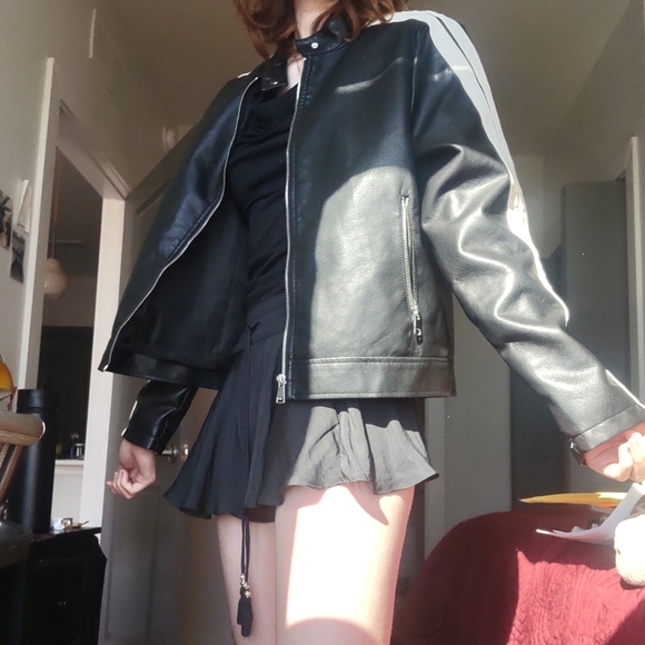 Stylish Black Leather Jacket with White Accents - Picture 1 of 4